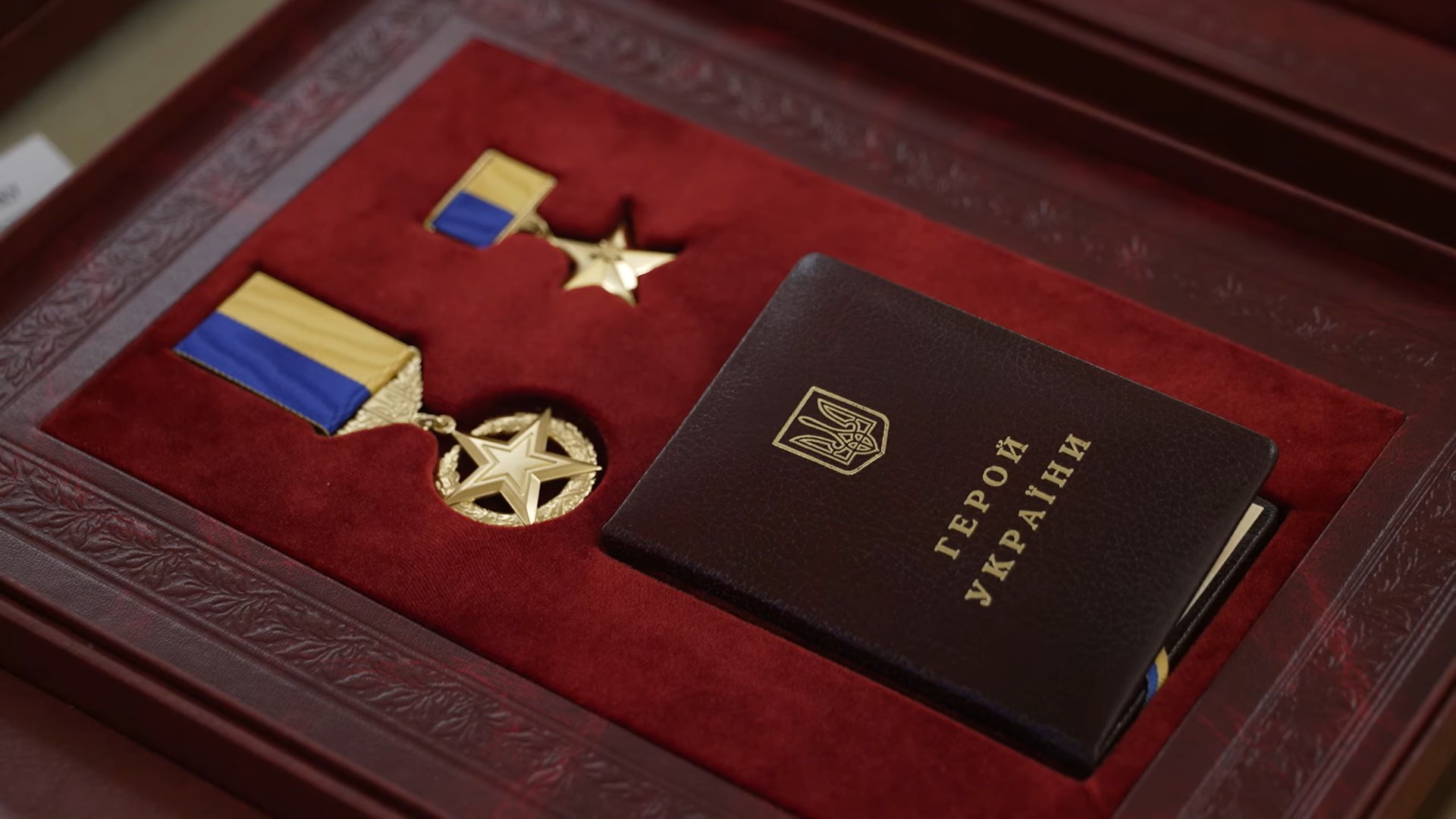 Зеленский вручил военным ордена Героя Украины и награду семье убитого журналиста Левина