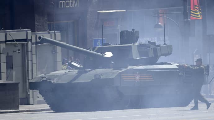 Разведка Британии: Россия не будет отправлять танк Армата в Украину из-за страха опозориться