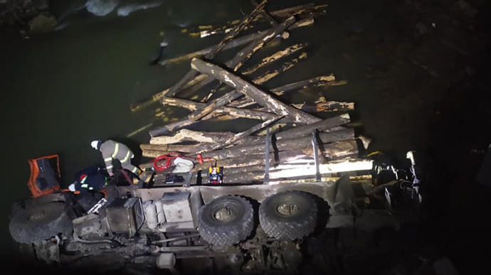 На Франківщині лісовоз впав з моста в річку: є загиблі