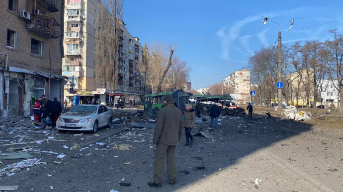 A missile was shot down in Kyiv, wreckage destroyed a residential building, one person died