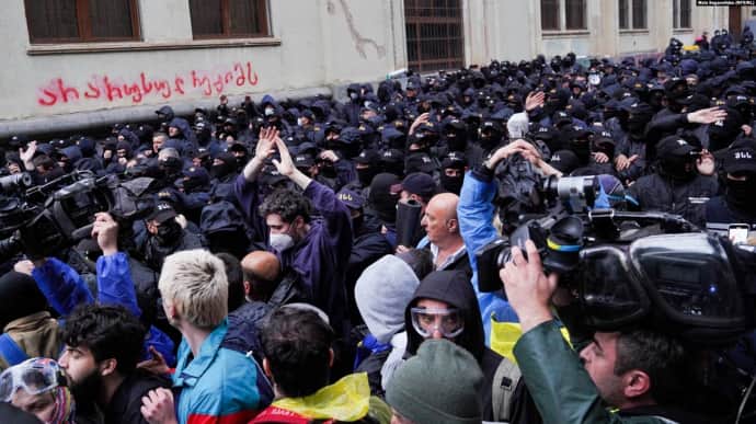 В Тбилиси силовики оттеснили протестующих от входов в парламент