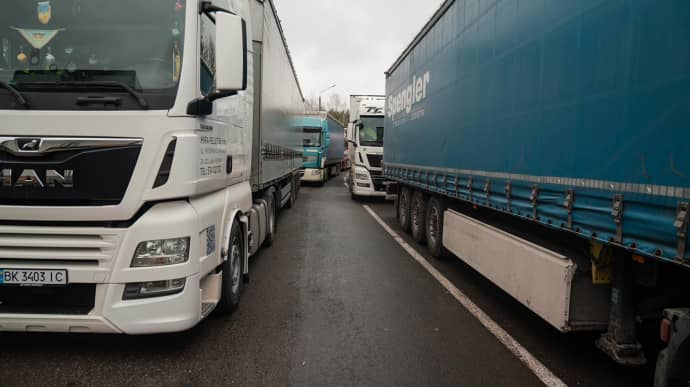 Украина сообщила ЕК об ограничении пропуска Польшей грузовиков через границу
