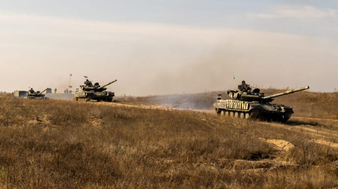 Піхота, танки, гелікоптери: біля окупованого Криму пройшли навчання