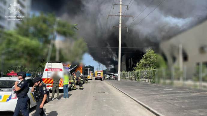 В Одесі зранку ворог вдарив по цивільній інфраструктурі: є постраждалі