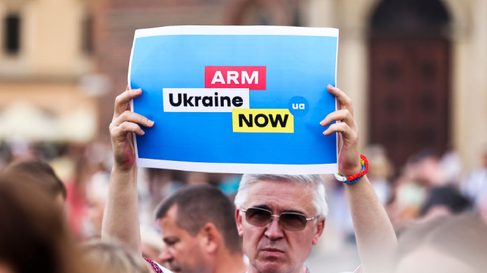 Понад 60% європейців підтримують постачання зброї Україні 