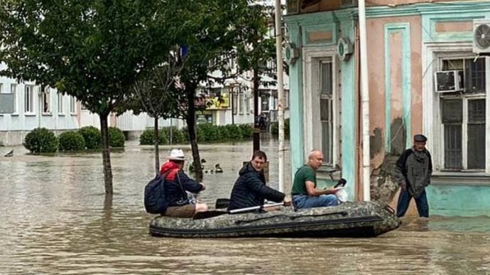 У Криму підтопило Керч, Аксьонов плив вулицями на човні