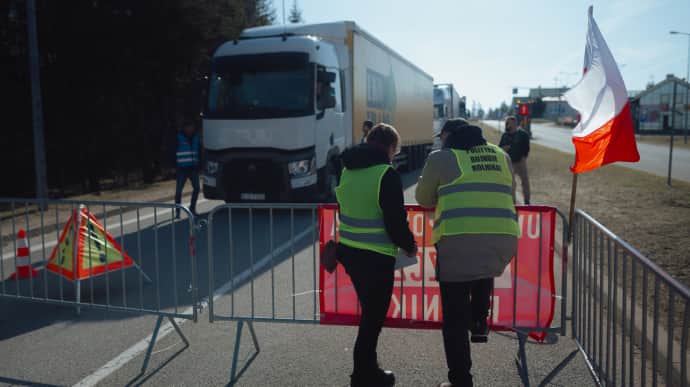 Польські протестувальники відновлюють блокаду пункту пропуску Краківець 