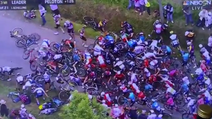 Во Франции на 1200 евро оштрафовали женщину, создавшую плакатом массовую аварию на велогонке