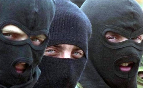 На Рівненщині 200 бурштинників у балаклавах побили машини поліції
