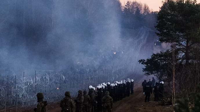 В Польше показали, как белорусские военные ломали забор для прорыва мигрантов