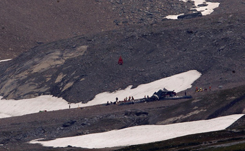 В швейцарских Альпах разбился самолет: 20 погибших