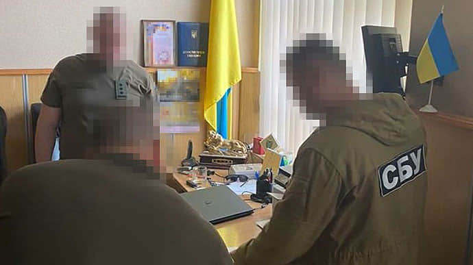 На Чернігівщині затримали очільницю ЦНАПу: за $2,5 тисячі штампувала довідки для ухилянтів  