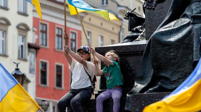 Українці змінилися і більше хочуть демократичної системи, ніж сильного лідера – опитування