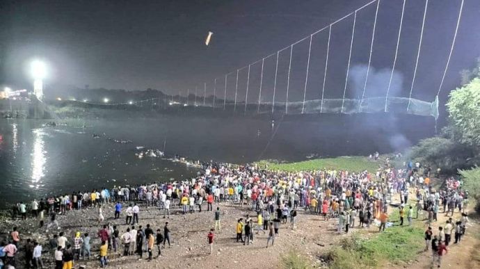 В Индии обрушился мост: количество погибших превысило 130 человек