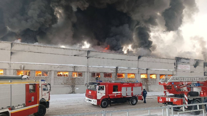 Масштабна пожежа в РФ: у Красноярську горить склад холодильників