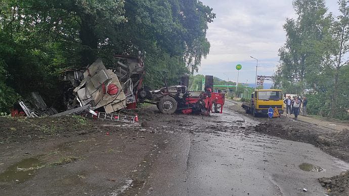 На Прикарпатье перевернулось пожарное авто – 6 человек с травмами