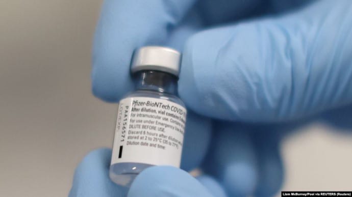 У США розслідують випадки алергії на вакцину Pfizer від коронавірусу