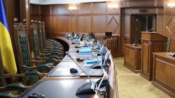 Переламали: Зеленський призначив двох суддів КС