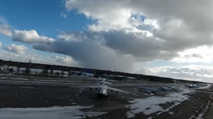 Білоруси показали відео з дрона, який сів на російський літак в Мачулищах