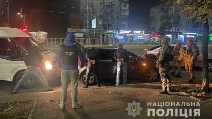У Києві викрили банду, яка накачувала людей у барах та грабувала. Одна з жертв померла
