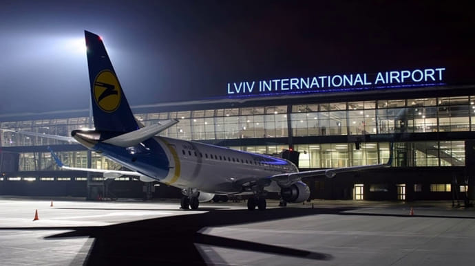 Снегопад: в аэропорту Львова отменяют рейсы, в области ограничивают движение 