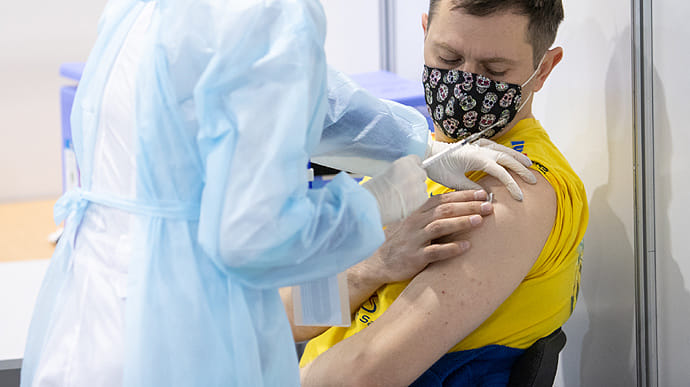 63% поляків хочуть щепитися третьою дозою ковід-вакцини
