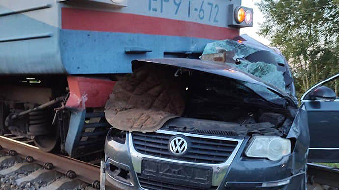  На Чернігівщині водій порушив правила і потрапив під поїзд: 3 загиблих 