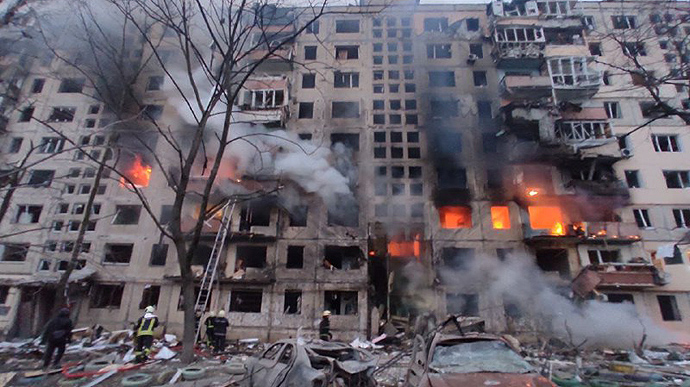 Artillery shell hits 9-storey apartment building in Kyiv, two dead