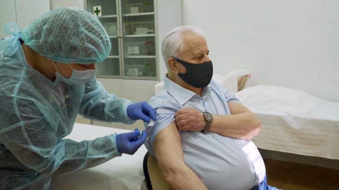 Первый президент Украины Кравчук привился вакциной AstraZeneca