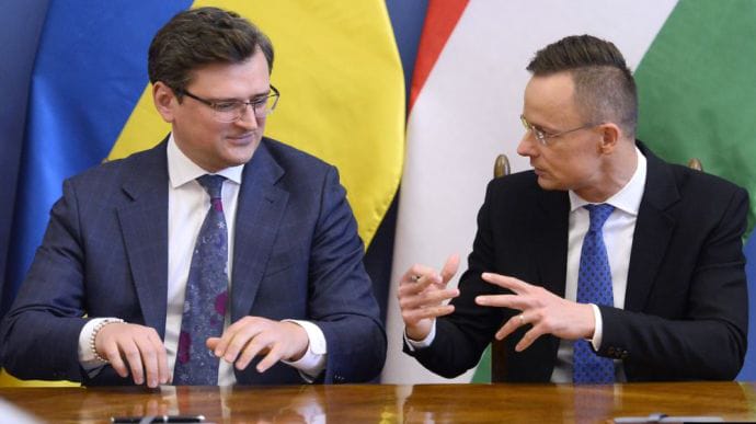 Угорський міністр їде до Кулеби, щоб владнати кризу у відносинах