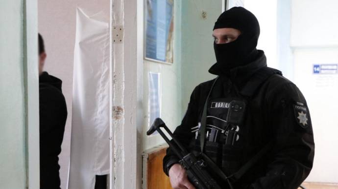 В Донецкой области две группы врачей занимались подделкой COVID-сертификатов