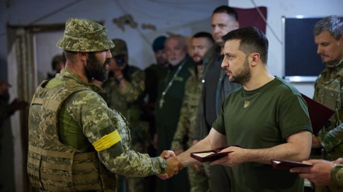 President Zelenskyy bestows military awards on the front line