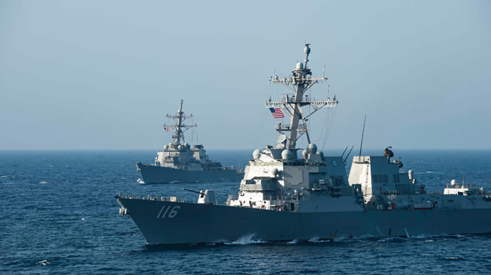 Американский корабль открыл предупредительный огонь по судам Ирана