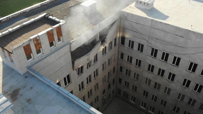 Russian army fired on a hospital and houses in Kharkiv, injuring a man