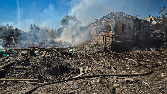 Russians strike Kupiansk in Kharkiv Oblast with guided aerial bombs: 7 injured, over 50 houses destroyed – photos