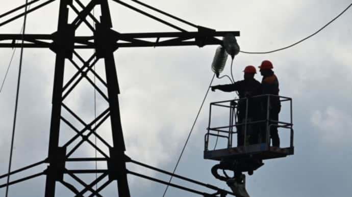 Power engineers repair backup power line to Zaporizhzhia Nuclear Power Plant