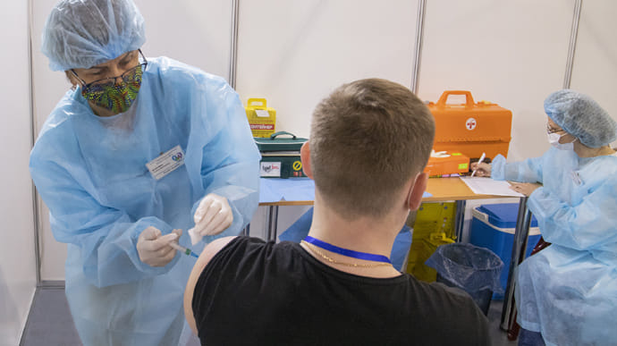 Вакцину от COVID уже получили более 2 миллионов украинцев