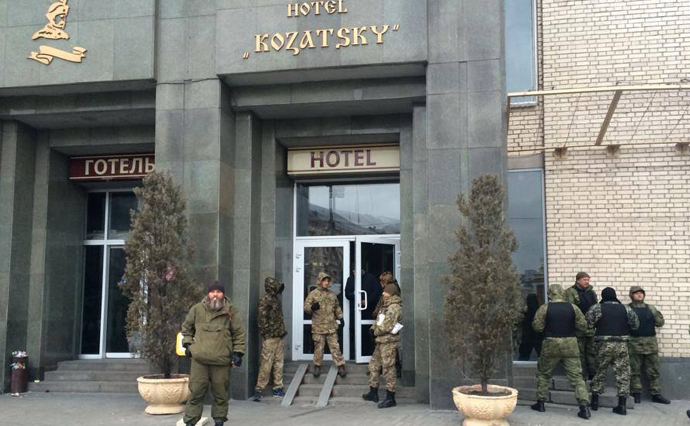 Люди в камуфляжі зайняли актову залу готелю Козацький на Майдані