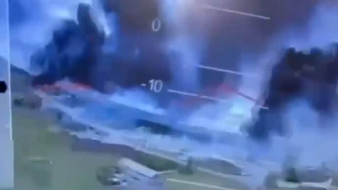 Oekraïne lanceert grootschalige drone-aanval op Russische vliegvelden, 40 strategische bommenwerpers naar verluidt geraakt - video's