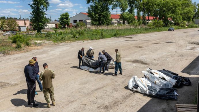 Ukraine and Russia exchange bodies of dead soldiers