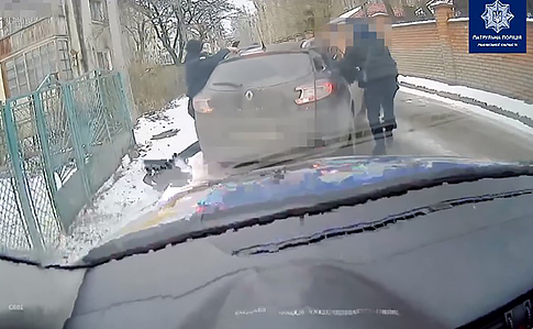 Во Львове водитель зажал руку полицейского и протащил его 100 метров