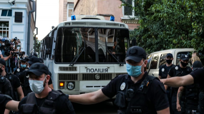 В Киеве под посольством Беларуси задержали людей