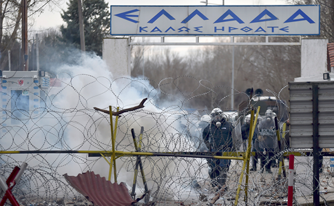 Мигранты прорывают границу ЕС: греческая полиция применила слезоточивый газ