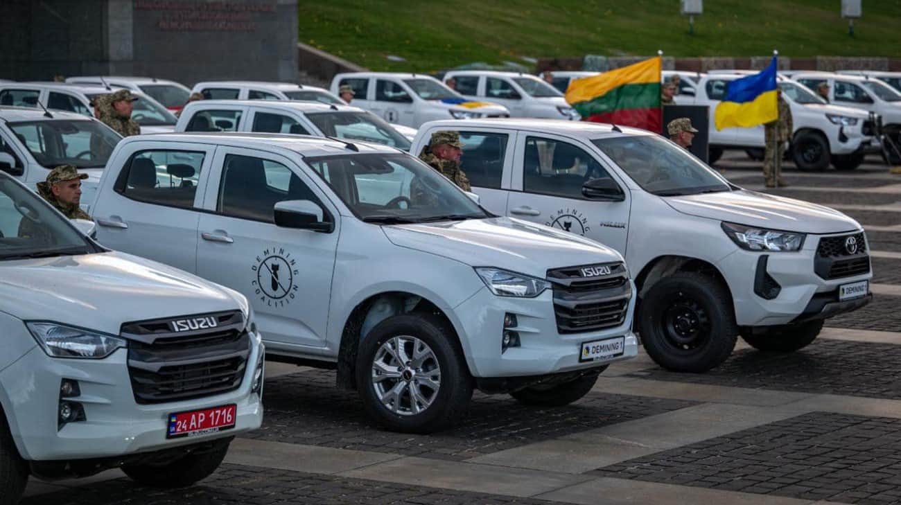 Ukraine receives 500 pickup trucks and mine detection vehicles from Lithuania – photos