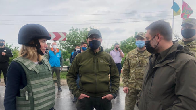Луганск, Донецк - это Украина: премьер Эстонии посетила КПВВ в Станице Луганской