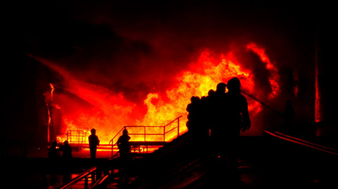 Во Львове тушили пожар более полусуток после обстрелов