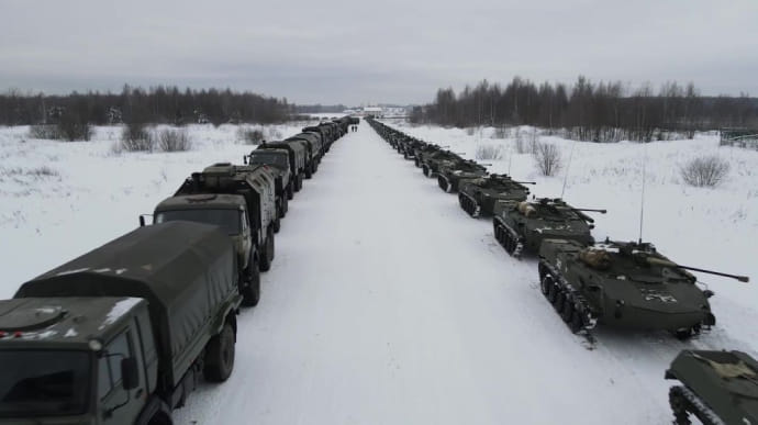 Росія показала, як нібито забирає танки з українських кордонів