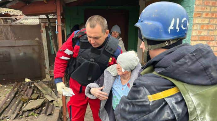 Russians shell Nikopol, injuring 86-year-old woman