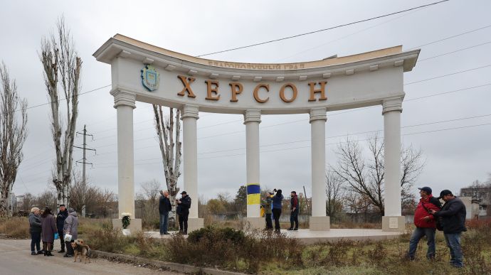 Journalists stripped of accreditation for reporting from Kherson demand it back