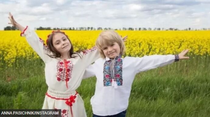 Окупанти проілюстрували свою пропаганду в Херсоні фотографіями дітей з Київщини